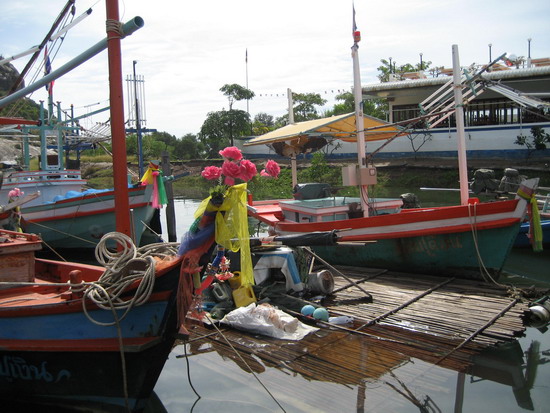 แนะนำครับที่นี่มีเรือคอยให้บริการอยู่หลายลำติดต่อไช้บริการได้ใด้ที่เบอร์0867680834