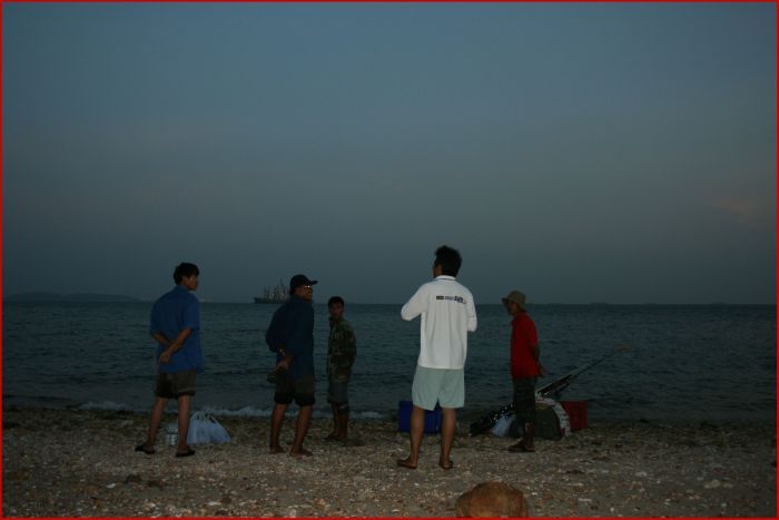  :cool: ตกเย็นน้ำลงไม่มีไรทำก้เดินไปคุยกะเพื่อนๆนักตกปลาจากชลบุรีอีกกลุ่มนึง