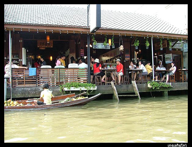 จากวัดสุดท้ายเราก็ล่องเรือกลับมาถึงหน้าบ้าน
โดยลุงเต่ามาส่ง แล้วก็นอนงีบไปกับแดดยามบ่าย
บริเวณริมน