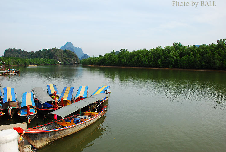 เราวกไปพังงากันก่อนครับ ล่องเรือชมอ่าวพังกันดีกว่า......ผม แฟนผม น้องแฟนสองคน เพื่อนน้องแฟนคนนึง ลูก