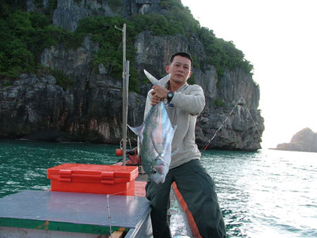 วันรุ้งขึ้น ไต๋โนดพาไปตกปลาโฉมงานที่เกาะว่าว เมื่อลงเหยื่อฝูงปลาก็รุมกินเหยื่อ ซึ่งส่วนมากเป็นปลาโฉม