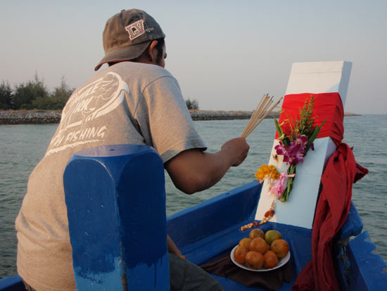 เรือเริ่มออกจากท่า มุ่งหน้าสู่ทะเล....
ได้หมอผีมีชื่อแห่งเมืองนครปฐม มาช่วยทำพิธี...
 :laughing: :