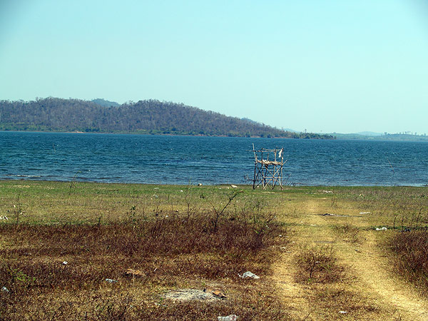 ด้านทิศตะวันตก ด้านรับลมเต็มๆ 

บรรยากาศใกล้เที่ยง คลื่นเริ่มแรง  :sad: