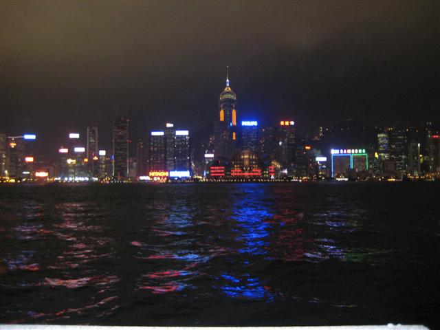 ไปดูไฟดีกว่าครับ..ข้างศูนย์วัฒนธรรมฮ่องกง avenue of starแสดง habour light ฝั่งที่เห็นเป็นแสงไฟของตึก