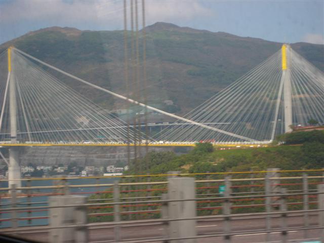 ได้เวลาไปฮ่องกงดิสนี่แลนด์ นั่งรถบัสผ่านสะพานแขวน