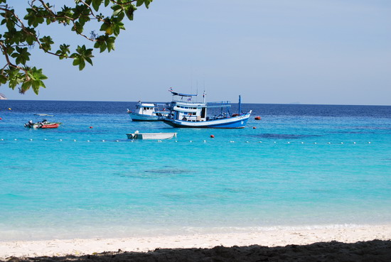 มองจากเกาะจะเห็นเรือโชคธารินีของไต๋ลือ..จอดผูกทุ่นอยู่.. :love: