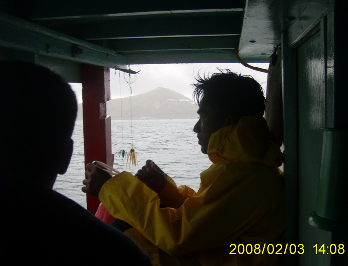  :sad: :sad:...แล้วเราก็หมดสนุกครับฝนเทลงมาแล้ว นั่งหลบอยู่ในเก๋งเรือหัวใจ เต้นตุ๊บๆตั๊บๆ หนาวคร๊าบ 