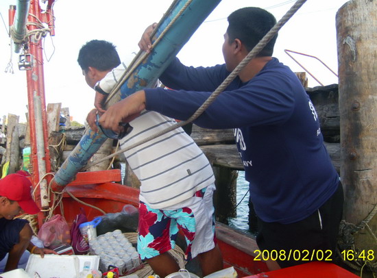 เมื่อถึงเรือก็ขนของลงเรือ และจัดให้เข้าที่ครับ :smile:

สังเกตไหมครับ ว่าเกาะกันเป็นแถวเพราะคลื่นแ