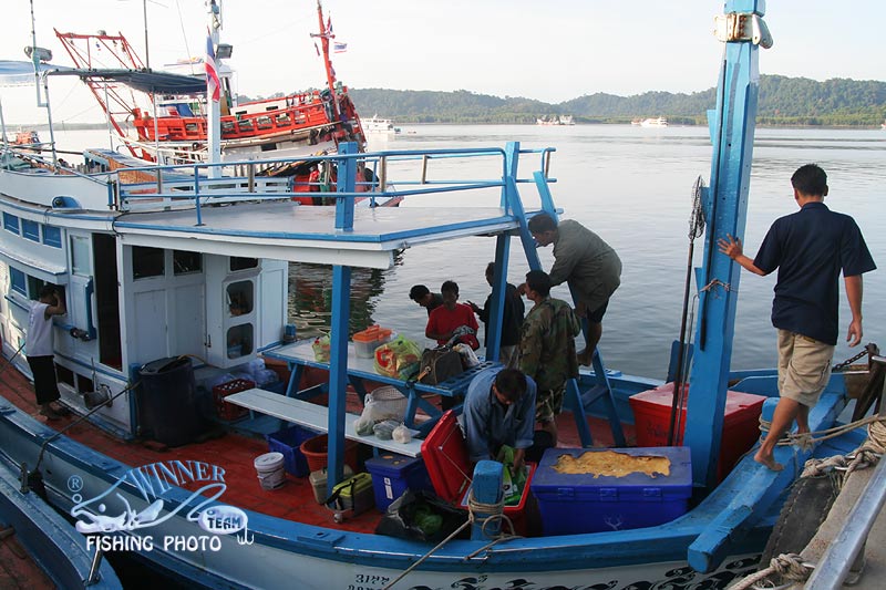 ทริปนี้มากัน9คนช่วยกันขนของลงเรือเตรียมเดินทางสู่ความ
ท้าทาย ในทะเลฝั่งอันดามัน ซึ่งมีเพื่อนร่วมทริ