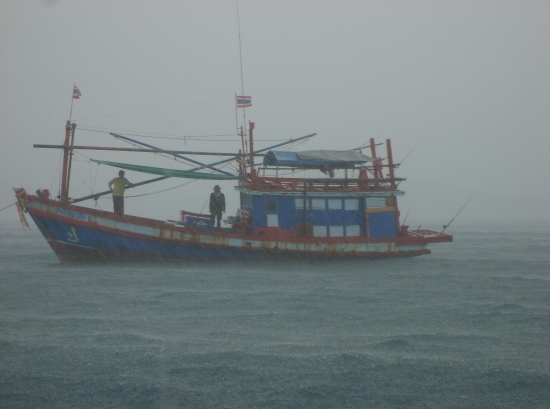 เรือไต๋ก้านก็นำเรือมาหลบฝนข้างๆ ครับ :smile:
 :cool:
 :cool:
 :cool:
 :cool:
 :cool: