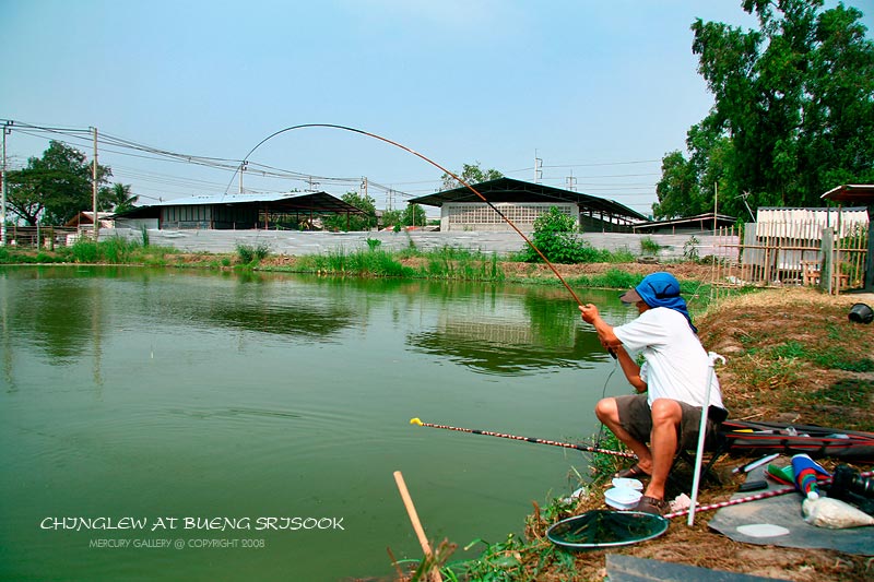 สลับด้วยน้าสมยศที่สู้กับปลาตั้งแต