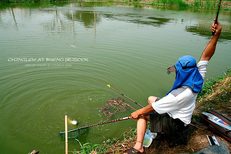 หันไปถ่ายให้น้าเอก ได้ยินเสียงดังข