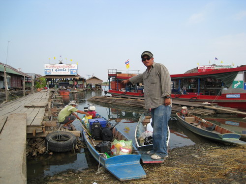  
 เสริฐมารอรับพวกเราอยู่แล้วครับ

 เดินทางมาถึงประมาณ 15.30 น.

 ขนของลงเรือ เพื่อไป พักที่แพ 