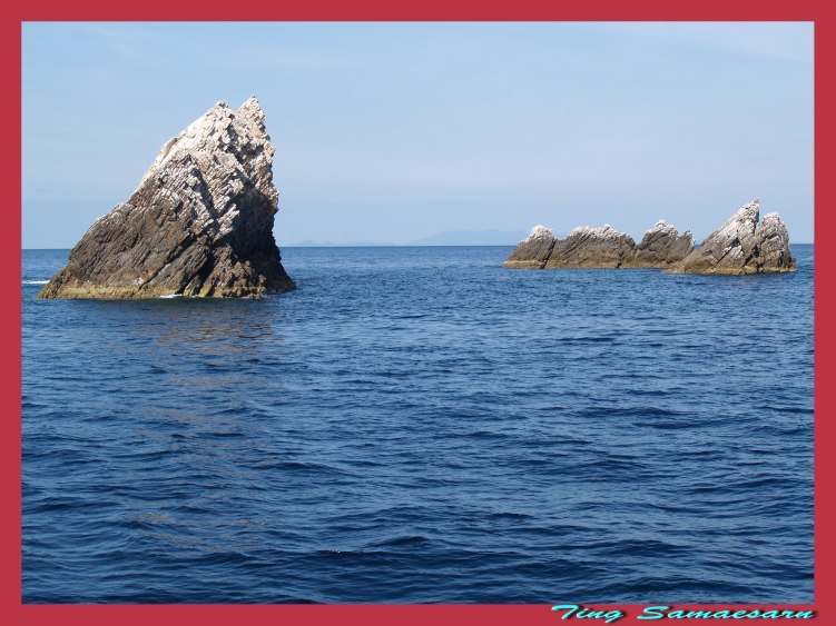           ทิวทัศน์อีกด้านของ เกาะเเดงนอก ที่วันนี้เงียบเหงาไปหมด ฝูงกระมงไปเลือกตั้ง หัวหน้าเกาะแดง 