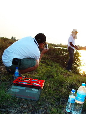 เบื้องหลัง  การทำงาน ของช่างภาพดัง  "ธีรพงษ์  เหลียวลักทรัพย์"

ที่น้าแก้ว ลงทุนจ้างมาจาก แหลมฉบัง