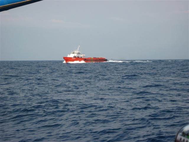 เรือ rescue วิ่งระหว่างแท่นแก๊ส...วิ่งเร็วมากครับ...เห็นอยู่ที่แท่นไกลๆ 5 นาทีมาถึงแท่นที่เราตกปลาแล