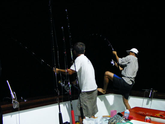 ท้ายเรือก็ไม่ยอมข้างเรือครับ โดนเห