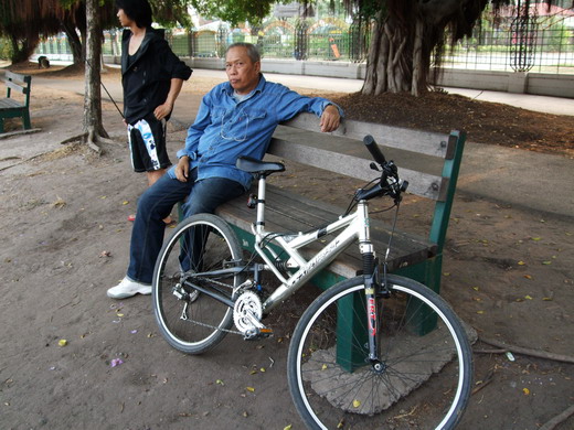 อาจารย์ปู่หลังจากปั่นจักรยานออกกำลังกาย  ก็มานั่งดูบรรดาพลพรรคนักล่าชะโดครับ