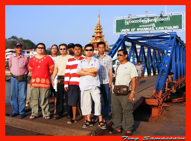            ภาพหมู่ครับ ถ่ายที่ London Bridge ครับ ก้