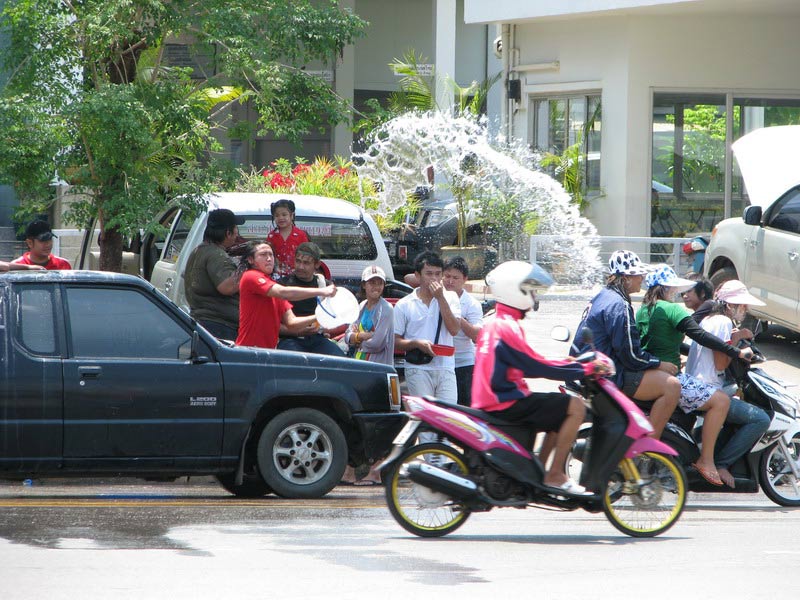 แน่นอน วันสงกรานต์ก้อต้องมีสาดน้ำกันเป็นธรรมดา ใอเราก้อยืนรอ
อยู่หน้าบ้านเจ้าเพื่อนตัวดี ไม่มาเปิดป