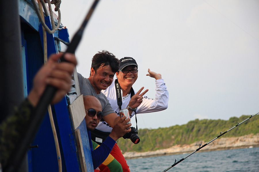 ซูมๆ หน้าตาพี่กองเชียร์ท้ายเรือค่ะ  เอิ้กๆๆ  :laughing: