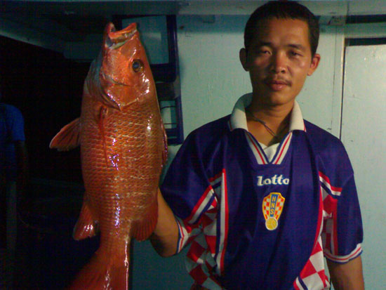 ท้ายเรือ หน้าดินก็โดนแดงเขี้ยวอีก ตัวครับ  :grin: