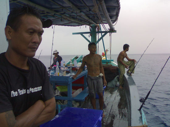 หัวเรือยังไม่มีใครตกปลากันเลยครับ  หลบฝนกันอยู่ครับ    :grin:

พอเห็นท้ายเรือปลากิน  เลยลงเบ็ดกันใ