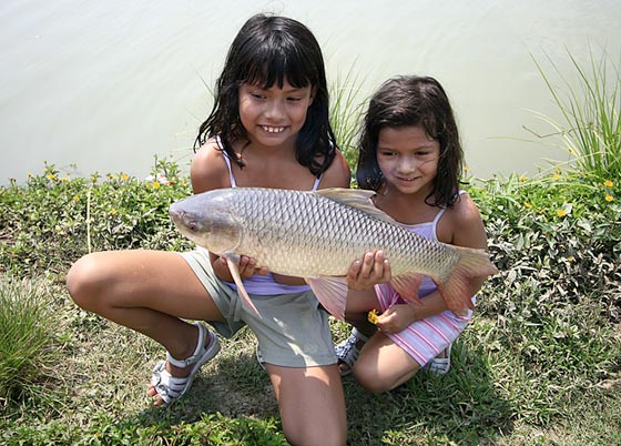 พี่น้องถ่ายรูปคู่กันน่ารักดี