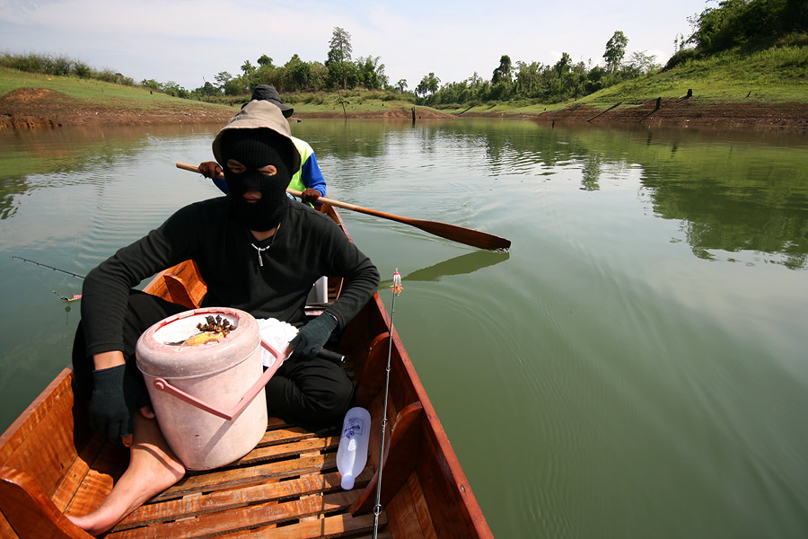 ส่วนม่อน ลงเรือ กับ พี่โปรกระเหรี่ยง   :grin: