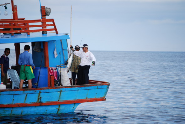 เรือจอดสักพักก็ได้ยิน..รอกท้ายเรือ