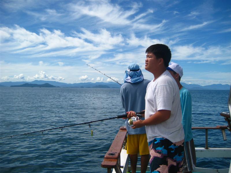 น้องบิน...ตีป้อปเปอร์อยู่ท้ายเรือ