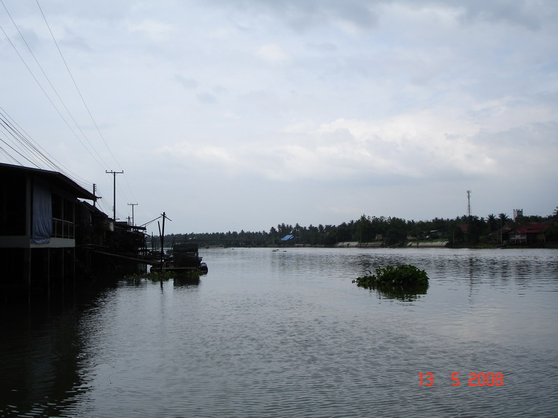 ด้านตะวันออกก็มืด  เก็บของกลับบ้านไม่ทัน รอฝนตกอยู่นาน ท้องเริ่มหิวแล้ว  ถ้ามีเวลาจะมาใหม่ ประทับใจจ