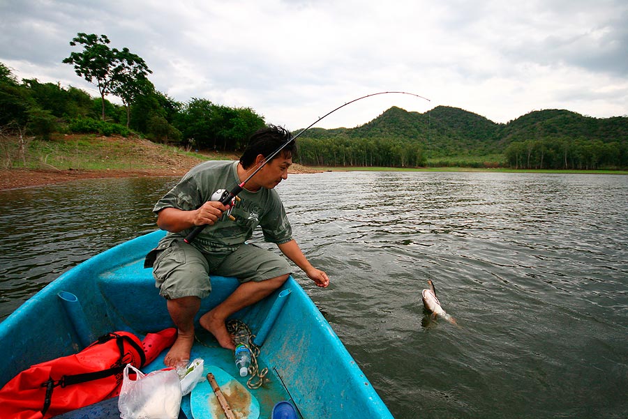 เช้าของวันที่ 20 เราถึงปราณบุรี ตี 4 น้าอ๊อต 300 ยอด บอกให้เตรียมตัว ออกเดินทางไปตกปลากันเลย   เช้าน