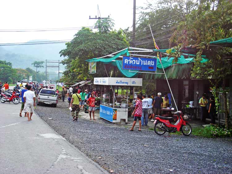 แวะตลาดบ้านดงครับ
ร้านโจ๊กพี่ต้อย
แกขายโจ๊กตอนเช้า
พอสายก็เข้าเขื่อนเหมือนกัน
ระหว่างนั่งคุยแกบอ