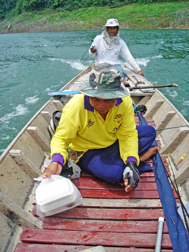 คนกลางเรือก็คว้าเหยื่อเตรียม......เหมือนกัน
ไต๋บอกเดี๋ยวค่อยกิน ผมจะพาไปหาที่ร่ม นั่งกิน
นั่นหล่ะถ