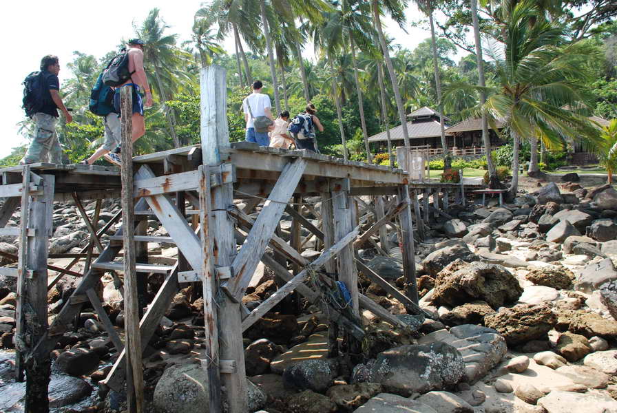 ข้ามมาถึงเกาะกูดเรือก็ยังคงทะยอยส