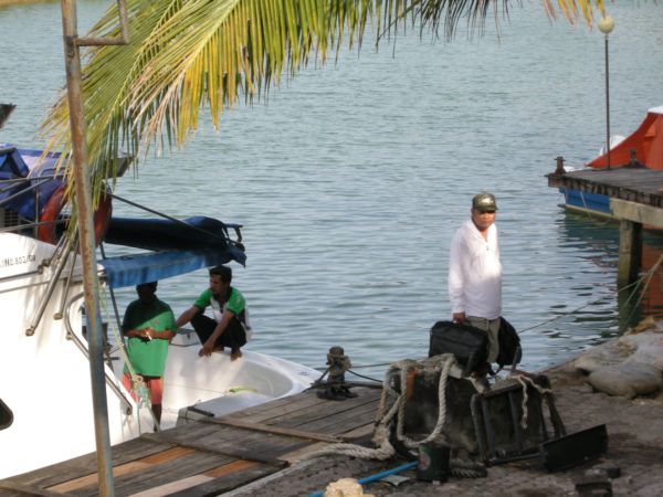 มาถึงท่าเรือ ประมาณ 16.30 เข้าที่พักฟรีครับ อาบน้ำ รอรถมารับไปจาการ์ต้า.....




ยังไม่จบครับ..