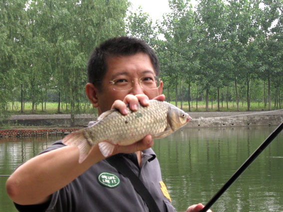 
ส่วนใหญ่แล้วนักตกปลาชาวจีน  นิยมตกปลาแบบชิงหลิวมากๆ  ทางกลุ่มผมก็ได้มีโอกาสไปตกปลาแบบ ชิงหลิวด้วยเ