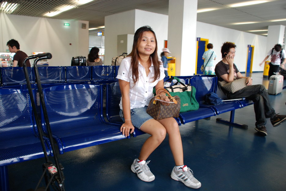 สุดทางเราก็จะพบ Departure Lounge เข้ามานั่งรอเวลาเตรียมเดินทางสู่เกาะเกาลูน(ฮ่องกง)กันเลยครับ :smile