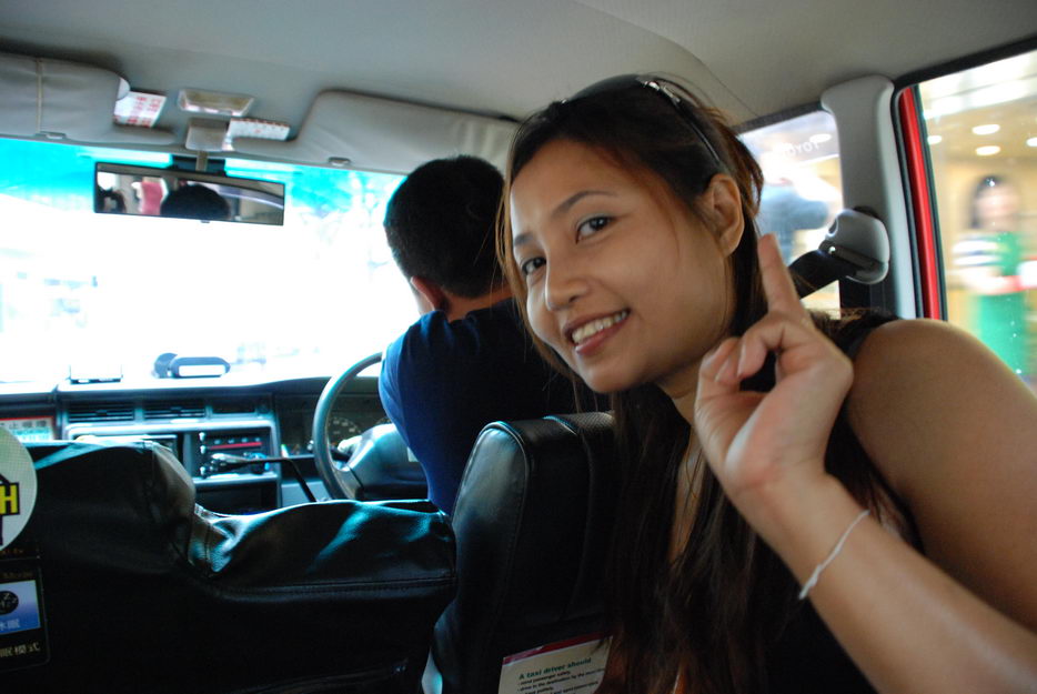 เมื่อจ่ายกะตังค่าที่พักเสร็จเราก็ขึ้นแท็กซี่จากที่หน้าโรงแรมตรงไปที่ China Ferry เลยครับ  :smile: :s
