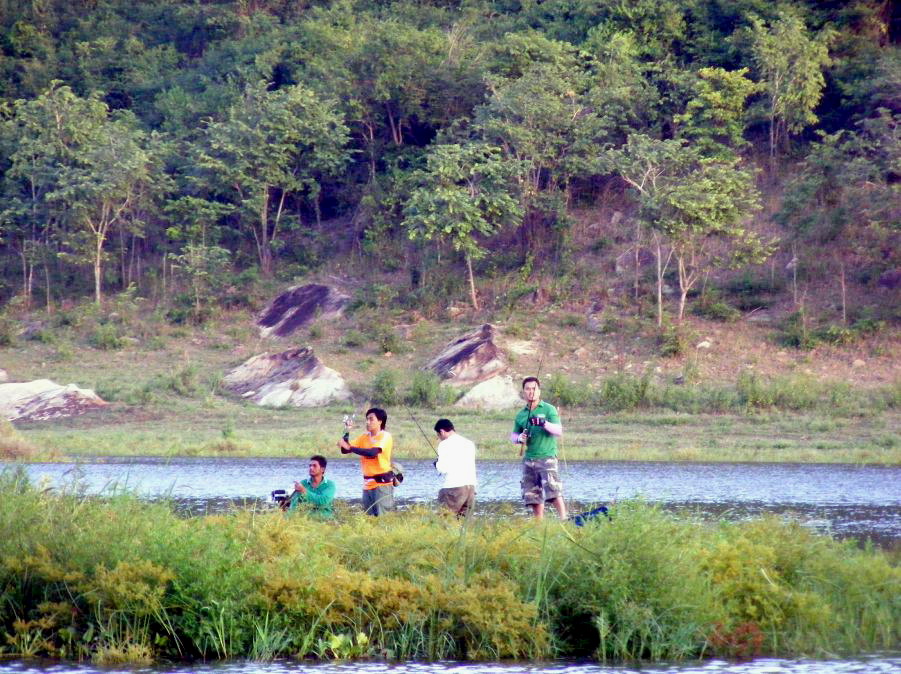  :cheer: :cheer:พอเรือสำราญของผม :laughing: :laughing:โผล่เข้ามาในแนวคลอง..ก็เจอลำของกลุ่มน้าคิด..กำ