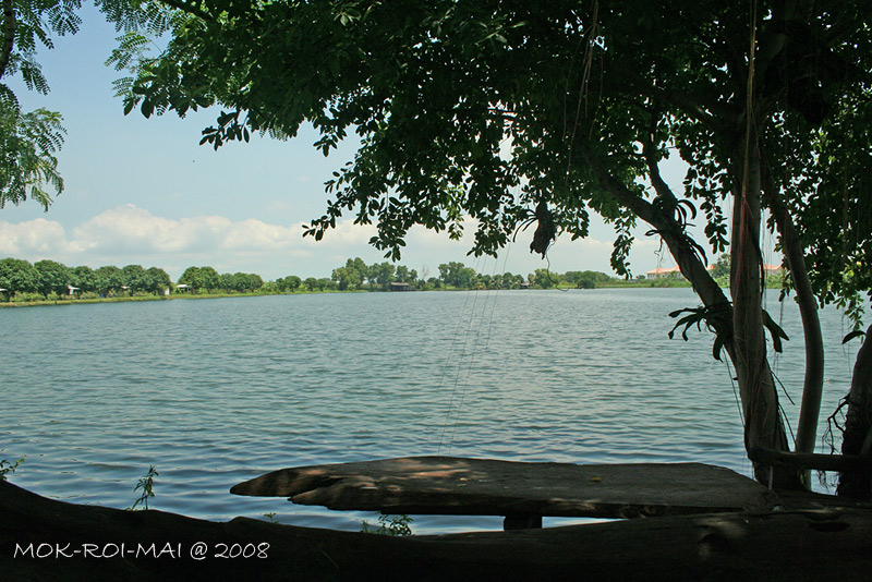 บรรยากาศร่มรื่นดีครับ บ่อกว้างมากๆและน้ำลึกมาก...ปกติวันจันทร์หยุด แต่ทางเจ้าของบอกว่าไหนๆก็มาแล้วจะ