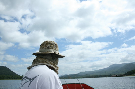 นั่งเรือโต้ลม ชมสิ่งสวยงาม ของริมลำน้ำ เพลินดีนะครับ 