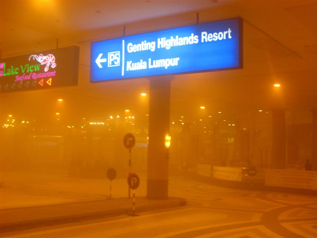 โรงแรมที่พัก THE FIRST WORLD อากาศเย็นมาก ในโรงแรมไม่ต้องติดแอร์(ช่างแอร์ที่นี่ตกงาน) มีทั้งเมฆและหม