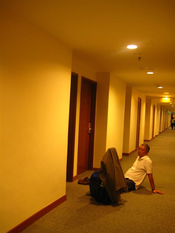 ลุงวุฒิเข้าห้องไม่ได้ คีการ์ดเสีย รอเปลี่ยน หมดสภาพ เหนื่อยมาก ห้องพักในโรงแรมเล็กมาก เนื่องจากคนที่