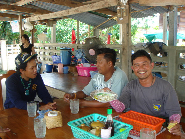 ผ่านมากลางทางพบร้านผัดไทย..รู้สึกว่าจะเข้าตากรรมการ

ก้อลุยกันเลยครับคนละ2 จาน เพิ่มพลังครับ :laug