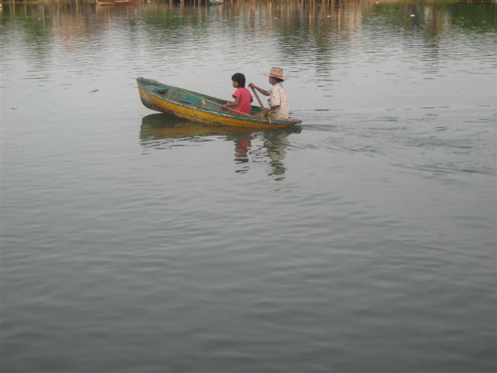 เรือเล็กชาวบ้านเริ่มออกทำมาหากิน