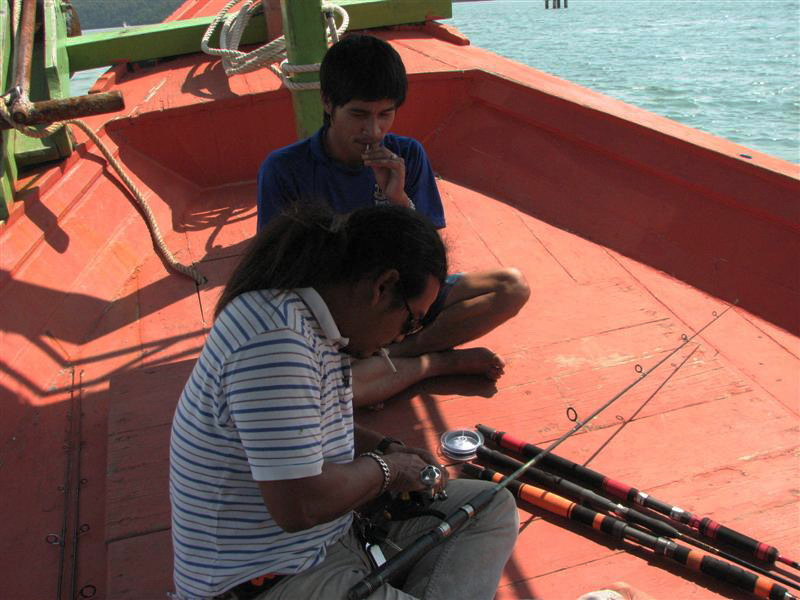 ในขณะที่เรือออกเดินทางพี่โชคก็ประกอบอุปกรณ์เตรียมไว้ให้  เตรียมตัวให้พร้อม

ยิ่งมากันแค่ 3 คนเองกั