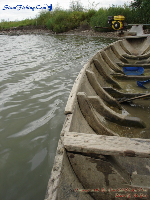  
   เรือลำนี้พาใครบางคน ไปแก้แห้ว ตรงคันกลางวัง ที่วันนี้เดินข้ามไม่ได้น้ำท่วม 
      :smile: :sm