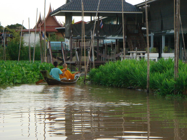 พระสงฆ์พายเรือบิณฑบาตร.ยังมีให้เห็นอยู่ครับ.ที่อำเภอเสนา.

                         :love: :grin: 